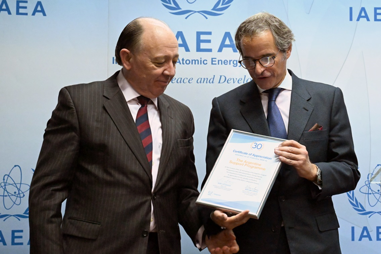 El embajador argentino Holger Federico Martinsen recibió los honores por los 30 años del Programa Argentino de Apoyo (ARG-SP) a las salvaguardias del OIEA