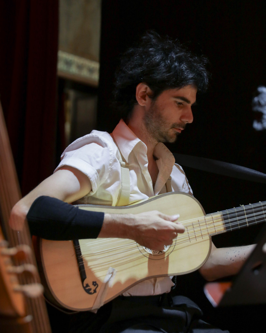 Maximiliano Más es el músico en escena. Foto: Ailén Garelli. Prensa TNC.
