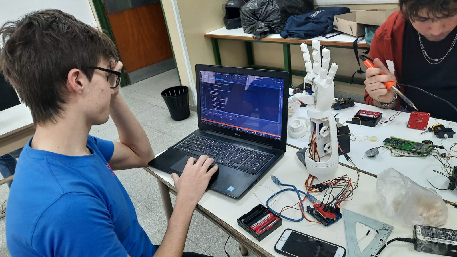 El estudiante Valentino Gorordo, del Proyecto "Va X Vos", trabajando en el último modelo de la mano robótica.